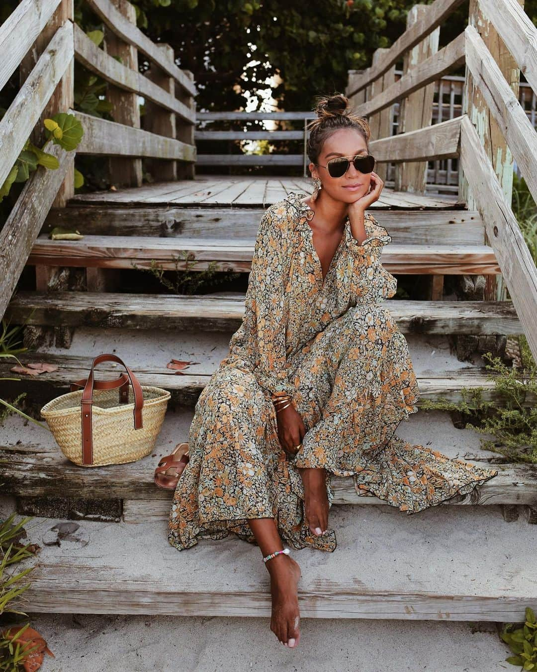 ジュリー・サリニャーナさんのインスタグラム写真 - (ジュリー・サリニャーナInstagram)「Happiest in pretty dresses, top knots and barefoot! 💕 • wearing @freepeople」8月24日 1時01分 - sincerelyjules