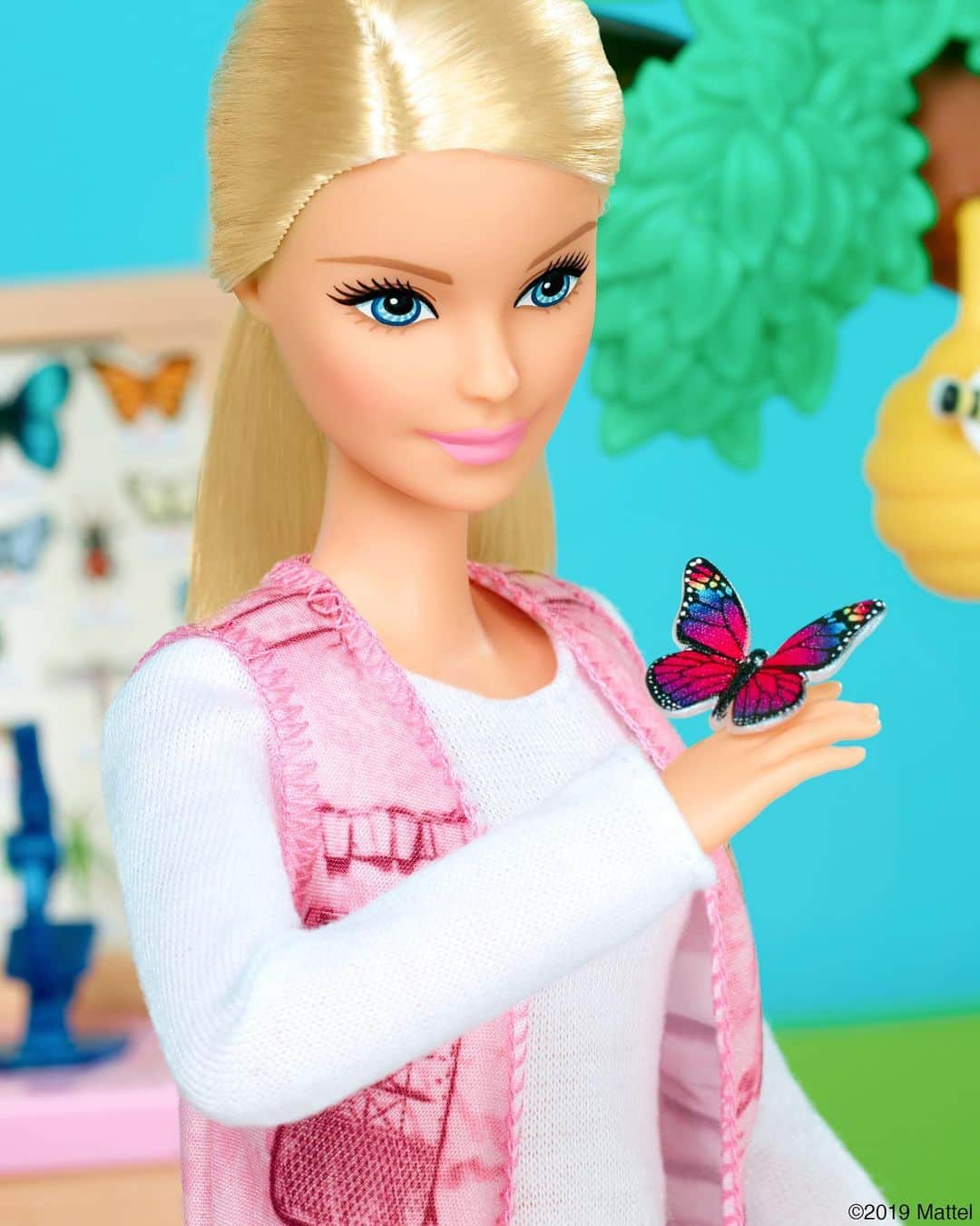 バービーさんのインスタグラム写真 - (バービーInstagram)「Magnify the fun! 🔍 Discover a world of critters and more with the #Barbie @natgeo Entomologist Doll and Playset!」8月24日 0時56分 - barbie