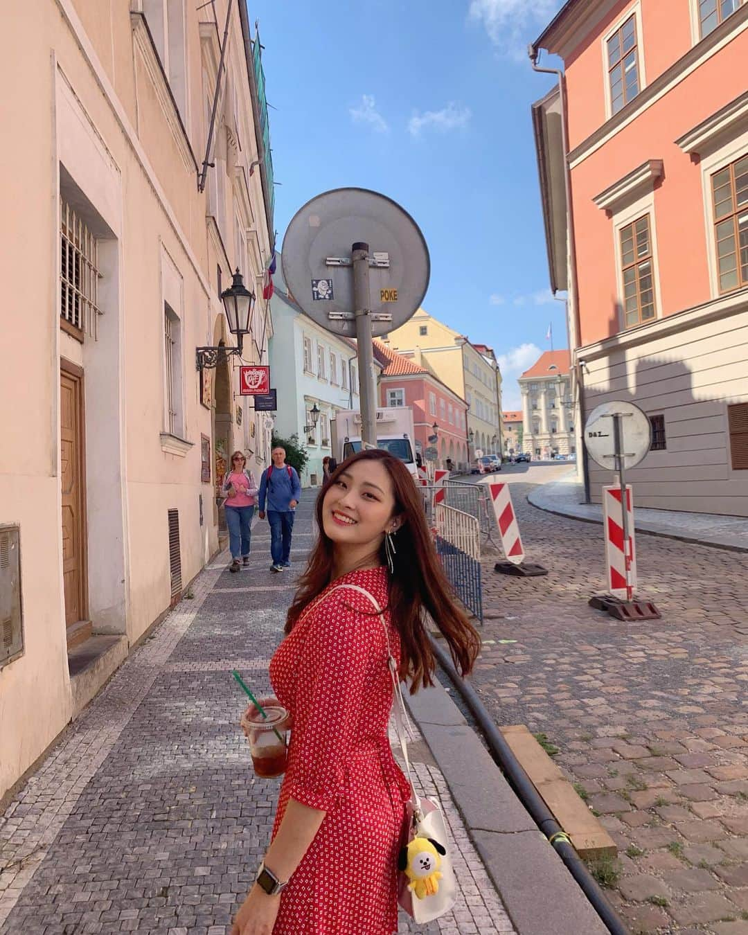 イ・ホジュンさんのインスタグラム写真 - (イ・ホジュンInstagram)「인생은 한 번, 행복하게. 🇨🇿 #prague #praha #프라하 . . #유럽 #유럽여행 #여행스타그램 #프라하 #체코 #우정여행 #체코여행 #유럽스타그램 #예술 #우정스타그램 #개강이다가온다 #행복 #순간을소중히 #프라하여행 #프라하날씨 #그림속인줄 #힘 #힘내자 #europe #czech ##river #friendshipgoals💕 #pretzel #nature #bridge . . #loveyourself #lovemyself #peace 💜」8月24日 0時57分 - 315hojung