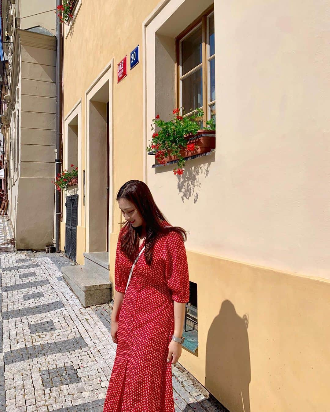 イ・ホジュンさんのインスタグラム写真 - (イ・ホジュンInstagram)「인생은 한 번, 행복하게. 🇨🇿 #prague #praha #프라하 . . #유럽 #유럽여행 #여행스타그램 #프라하 #체코 #우정여행 #체코여행 #유럽스타그램 #예술 #우정스타그램 #개강이다가온다 #행복 #순간을소중히 #프라하여행 #프라하날씨 #그림속인줄 #힘 #힘내자 #europe #czech ##river #friendshipgoals💕 #pretzel #nature #bridge . . #loveyourself #lovemyself #peace 💜」8月24日 0時57分 - 315hojung