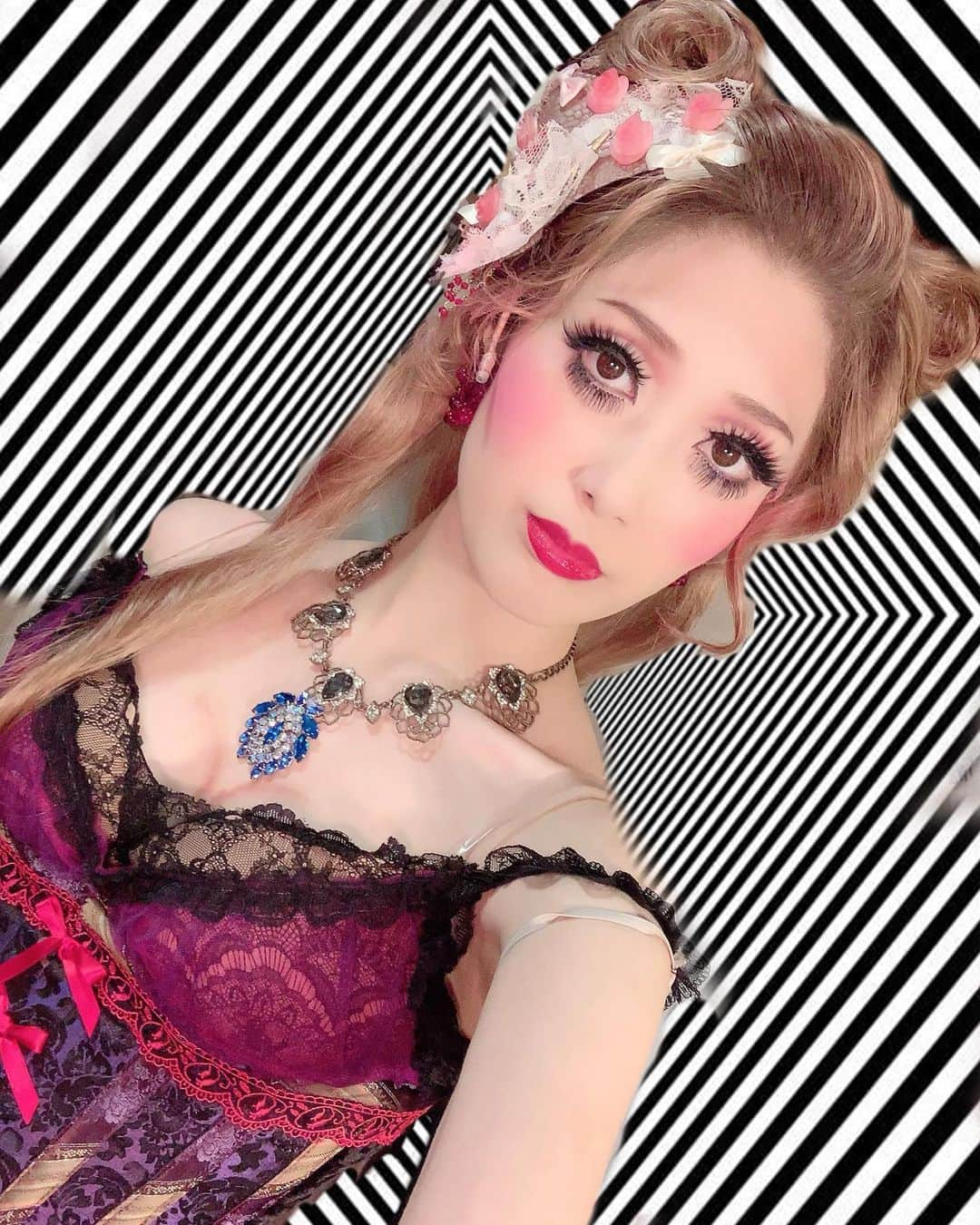 彩花まりさんのインスタグラム写真 - (彩花まりInstagram)「. エリザベートカウントダウン なんとなくふわっと始めました♡ . 本日も二回公演無事につとめることが出来ました。 ありがとうございました。 . シシィの姉、ヘレネ役をメインにやらせていただいておりますが、 マダムヴォルフのシーンではぷっつん担当の娼婦マリを演じております☺️ . 宝塚版とはぐっっと違う演出で "まさかしーちゃんが出ているとは思わなかった" とのお声をよくいただきます。 役者としては、にやっとする瞬間です。 . 私らしく、と常々思っていますが 私が思う私らしさと お客様が思う私らしさって 合っていたり思わぬ方向だったりして 本当に面白いなといつも思います。 . 色々な面をしかるべきタイミングでお見せできたら、 それでお客様にお楽しみいただけたなら。 それほど嬉しいことはありません。 ということでまだまだ千秋楽までしっかりぷっつんしていくぞー！！ . . １つ前の投稿でお知らせしましたが 9/29 スタクラフェスも是非チェックしてくださいね☺️ . 今年皆様にお会いできるのは 9/8 河口湖オルゴールの森美術館でのコンサート 9/29 横浜赤レンガ倉庫でのスタクラフェス 10/6 NHKカルチャー町田のソングレッスン 10/20 シャンソニエ蛙たちでのスペシャルコンサート . となっております。全部日曜日です。 今年お会いできるのはここまでかな、、、と思いますので！ 是非みなさま！足をお運びくださいませ♡ お問い合わせなどはメールにて☺️ . . #エリザベート #彩花まり #ヘレネ #マリ #マダムヴォルフ #ぷっつん担当 #セーラームーン とよく言われる #お気に入りウィッグ #エリザ後のイベントもぜひチェックしてくださいね♡」8月24日 0時57分 - _mari_ayaka