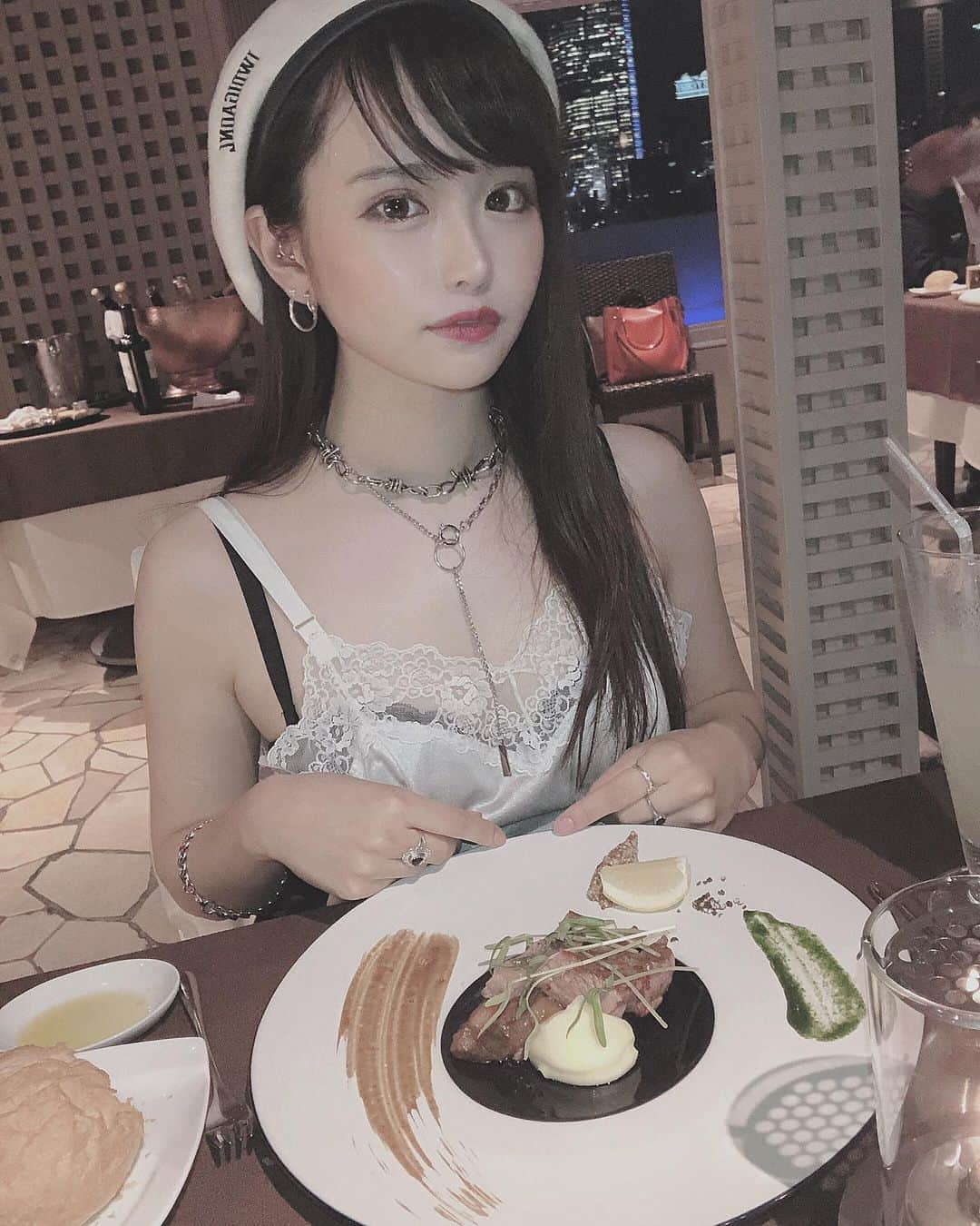 日向すずさんのインスタグラム写真 - (日向すずInstagram)「高級な店で撮ると一気にパパ活してる女みたいになって草」8月24日 1時08分 - osuzudashi_