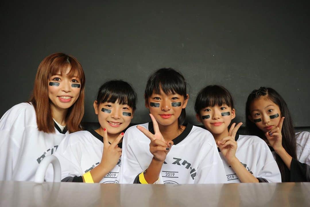 RENA さんのインスタグラム写真 - (RENA Instagram)「🥍でも🏒でも無いよw🔥 ． 全く分からないけどw、今回全身オリジナルで靴下までおニューでした✨ ． 専用のアイブラックも本物を使用したから(室内だけどw)取る時大変でしたw☀️ ． あっという間な8月でした🌴✨ ． ． ． #hockey #lacrosse #eyeblack #sport #fashion #ファッション #TOKYO #studiocoast #夏休み #イベント #新木場 #repjapan #kidsdance ##dance #hiphopdance #training #athlete #dancer #danceschool #ダンススクール春日部 #春日部 #春日部ダンススクール #ダンススクール #ファミリー #チーム #リニューアルオープン #アスリート #ダンス #ダンサー #スポーツ女子」8月24日 1時02分 - rena_flare