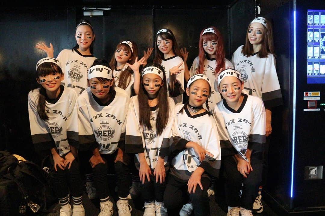 RENA さんのインスタグラム写真 - (RENA Instagram)「🥍でも🏒でも無いよw🔥 ． 全く分からないけどw、今回全身オリジナルで靴下までおニューでした✨ ． 専用のアイブラックも本物を使用したから(室内だけどw)取る時大変でしたw☀️ ． あっという間な8月でした🌴✨ ． ． ． #hockey #lacrosse #eyeblack #sport #fashion #ファッション #TOKYO #studiocoast #夏休み #イベント #新木場 #repjapan #kidsdance ##dance #hiphopdance #training #athlete #dancer #danceschool #ダンススクール春日部 #春日部 #春日部ダンススクール #ダンススクール #ファミリー #チーム #リニューアルオープン #アスリート #ダンス #ダンサー #スポーツ女子」8月24日 1時02分 - rena_flare