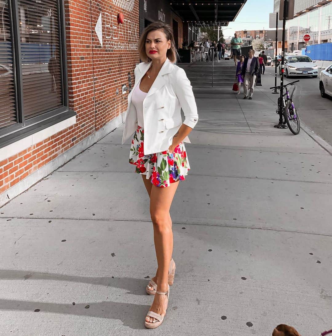 Anna Starodubtsevaさんのインスタグラム写真 - (Anna StarodubtsevaInstagram)「Instagram VS Reality 🤪. Photo #1 or #2? ⠀ Last night I checked out very cool area in chicago called Fulton Market. It’s is similar to Meatpacking district in NY. New and upcoming area with lots of great restaurants and bars,very lively neighborhood👌. ⠀ We had dinner at this new place called  St.Clair Supper Club by @thealineagroup @grant_achatz . It’s a very interesting concept I have to say,brings you back to America in 60s-70s, great experience. ⠀ I have to point out to outstanding experience in terms of food and customer  service. ⠀ I worked in restaurant business for many years and I’m huge foodie myself.I have very high standards for quality of food and level of service. Who went out with me, they know 🤪, I need things to be my way and to be perfect 🙈. I traveled around the world and I have seen many many amazing restaurants. Yet, I was absolutely fascinated with the hospitality we received at St.Clair Supper Club. Thank you Chef Mark for your very special approach and for making my dish outside of the menu, it was very sweet and kind of you and super delicious  of course. ⠀ If you guys are looking for unforgettable dining experience, you should def check out this area and this restaurant in particular. I was very impressed. ⠀ Please let me knobs if you wish to receive more updates from me about unique places I visit around the world. I would to share my experience with you 💞. ⠀ I wish everyone amazing weekend 🙂. ⠀ #chicago #weekend #restaurant #fultonmarket #lovechicago #Чикаго #funweek #funweekend」8月24日 1時03分 - anyastar