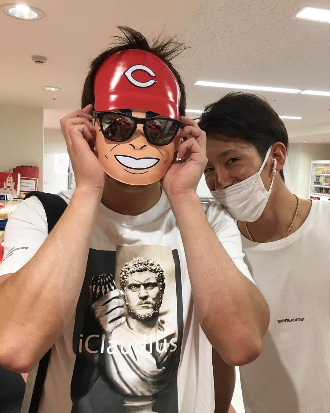地方民のカープ女子のインスタグラム：「・ 野間さんと龍馬くん🙈💓 ・ 龍馬くんの写り方可愛すぎる...︎💕︎💕 ・ #野間峻祥#西川龍馬 #広島東洋カープ#広島カープ#カープ#carp」