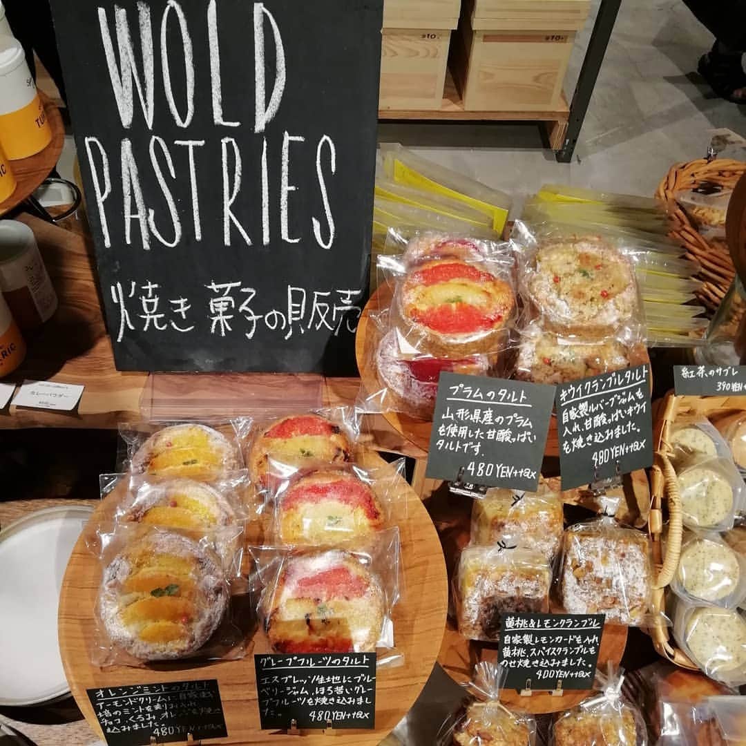 のインスタグラム：「<MARKET-Hibiya> 日比谷店は本日、月1でお届けしているWOLD PASTRIESさん(@woldpastries)の焼き菓子が届いております。 . 夏らしい素材を使ったタルトやさくさく食べれるクッキーなど、たくさんご用意くださいました。 . 少量ですが、人気のタルトはまだご用意ございます . みなさまのお越しをお待ちしてます。 *なくなり次第終了となります。 . #todaysspecial  #トゥデイズスペシャル #hibiya #東京ミッドタウン日比谷　#woldpastries」