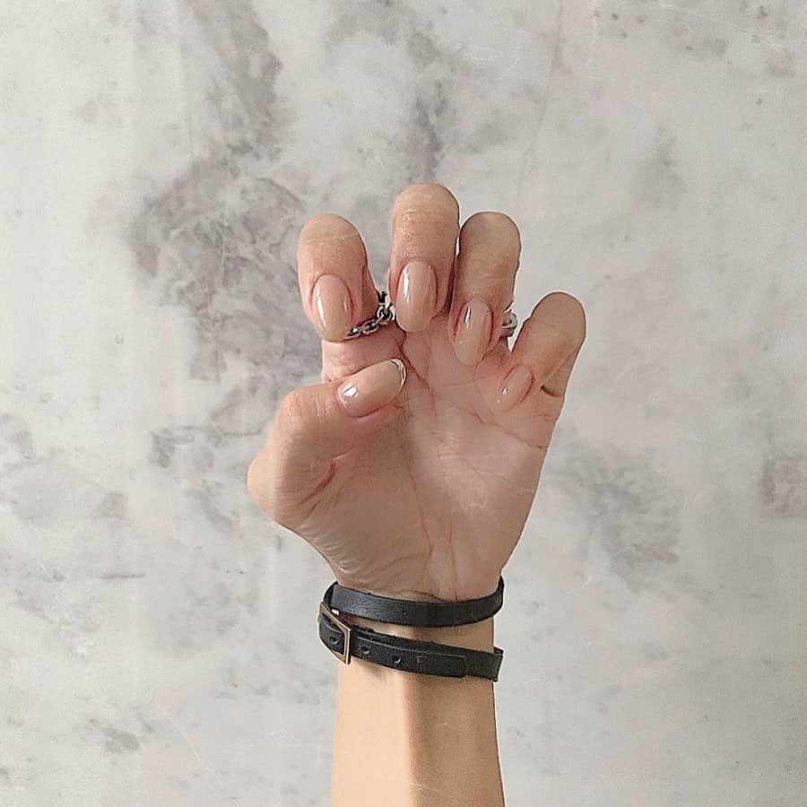 のインスタグラム：「NAIL♡♡ ＊ 今回は綺麗めベージュ☺️ 前回もしてもらったクリアフレンチを 派手色とスクエアやめて、 ベージュのオーバルでに フレンチ3本入れてもらった♡ ＊ ベージュの色味がどツボやし やっぱシンプルは可愛い🧡 ＊ ＊ ＊ #ネイル #ネイルデザイン #シンプルネイル #ベージュネイル #クリアフレンチ #nail #like #instagood」