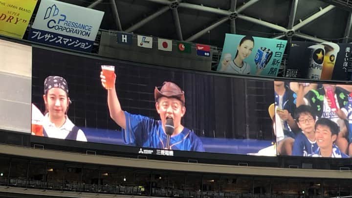 地方民のカープ女子のインスタグラム：「🎏0823 ・ 昨日は年に一度のナゴヤドーム観戦⚾️ ・ 名古屋駅でタクシーに乗り込む選手たちに遭遇💡 ・ 今回泊まった東急ホテルの前ではまっちゃんとイソさんが普通に歩いててめっちゃ身近に感じた😎 ・ 試合自体は負けて悔しかったけど 選手と近くで会える場所とかタイミングが分かったので 来年もリベンジします😏❣️ ・ あと、ナゴヤドームの警備員はどこよりも厳しい😩 写真とか全然いいの撮れなかったのが悔しい🥶 ・ #広島東洋カープ#広島カープ#カープ#carp #ナゴヤドーム#現地観戦#0823 #ハンバーグ師匠#ではなく#乾杯師匠 #たまたまビール500円デー#飲めないけど」