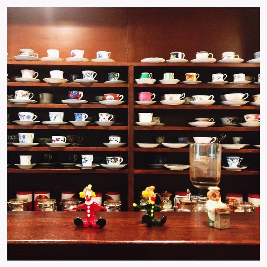 金城茉奈さんのインスタグラム写真 - (金城茉奈Instagram)「#私の喫茶店巡り vol.8 「cafe る・ぽーる」 六本木の路地裏にある喫茶店。少し高級感を漂った白とブラウンの店内、そして素敵なカップがたくさんある飾られている喫茶店。そんな素敵に飾られているカップが眺められるカウンターに座りました。私はホットココアを注文。大好きなイエローのカップで、飲むと中にはフルーツの絵が。🥝🍊🍓 奥の方にも結構席がたくさんあって、ショーケースの中には私の大好きなチーズケーキもあったらしく、また次行った時のお楽しみにしよう。と心に決めました。サンドイッチを頼む方が多いらしく、野菜を切る音がトントントンとっと心地よかったです。路地裏にあるので静かに楽しめる喫茶店ですよ☕︎ #cafeるぽーる#るぽーる#喫茶店#喫茶店巡り#六本木#cafe#ココア」8月24日 10時32分 - mn75aa