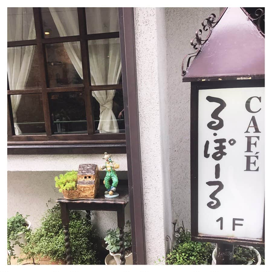 金城茉奈さんのインスタグラム写真 - (金城茉奈Instagram)「#私の喫茶店巡り vol.8 「cafe る・ぽーる」 六本木の路地裏にある喫茶店。少し高級感を漂った白とブラウンの店内、そして素敵なカップがたくさんある飾られている喫茶店。そんな素敵に飾られているカップが眺められるカウンターに座りました。私はホットココアを注文。大好きなイエローのカップで、飲むと中にはフルーツの絵が。🥝🍊🍓 奥の方にも結構席がたくさんあって、ショーケースの中には私の大好きなチーズケーキもあったらしく、また次行った時のお楽しみにしよう。と心に決めました。サンドイッチを頼む方が多いらしく、野菜を切る音がトントントンとっと心地よかったです。路地裏にあるので静かに楽しめる喫茶店ですよ☕︎ #cafeるぽーる#るぽーる#喫茶店#喫茶店巡り#六本木#cafe#ココア」8月24日 10時32分 - mn75aa