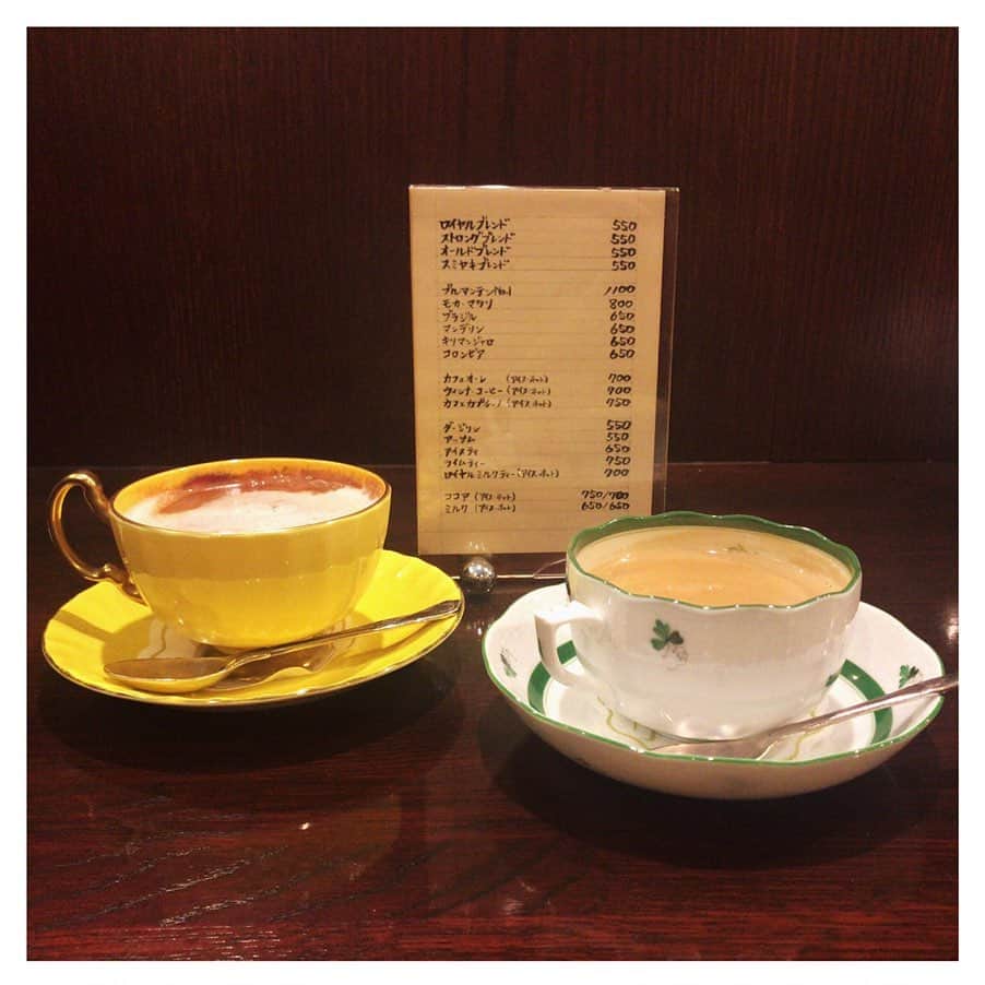 金城茉奈さんのインスタグラム写真 - (金城茉奈Instagram)「#私の喫茶店巡り vol.8 「cafe る・ぽーる」 六本木の路地裏にある喫茶店。少し高級感を漂った白とブラウンの店内、そして素敵なカップがたくさんある飾られている喫茶店。そんな素敵に飾られているカップが眺められるカウンターに座りました。私はホットココアを注文。大好きなイエローのカップで、飲むと中にはフルーツの絵が。🥝🍊🍓 奥の方にも結構席がたくさんあって、ショーケースの中には私の大好きなチーズケーキもあったらしく、また次行った時のお楽しみにしよう。と心に決めました。サンドイッチを頼む方が多いらしく、野菜を切る音がトントントンとっと心地よかったです。路地裏にあるので静かに楽しめる喫茶店ですよ☕︎ #cafeるぽーる#るぽーる#喫茶店#喫茶店巡り#六本木#cafe#ココア」8月24日 10時32分 - mn75aa