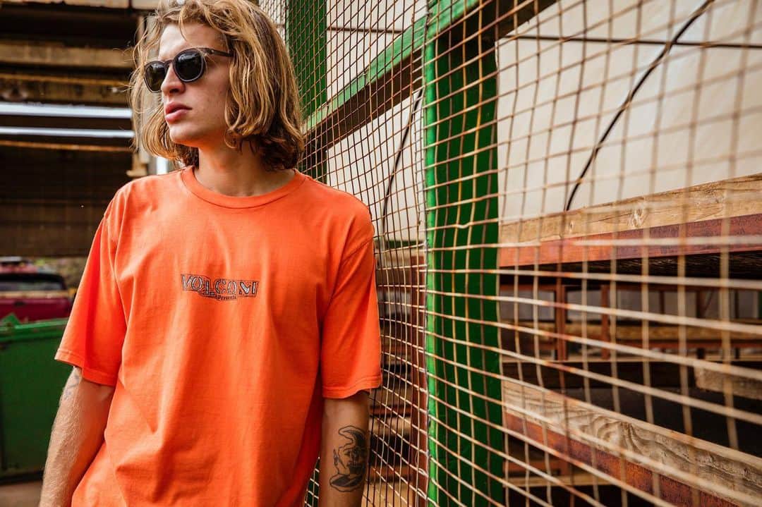 のインスタグラム：「@volcomskate チームライダー Axel Cruysberghs ( @axelcrusher )🤘🏽 "FUTURE PARADISE" カプセルコレクション🔴⚪️⚫️ Tee: Presents S/S Tee👕 公式オンラインストア、VOLCOM STORE各店、及び正規取り扱い店舗にて発売中🔥 アイテム詳細はプロフィールのリンクより📲  #Volcom #VolcomJapan #TrulyDefined #TrueToThis #ボルコム」