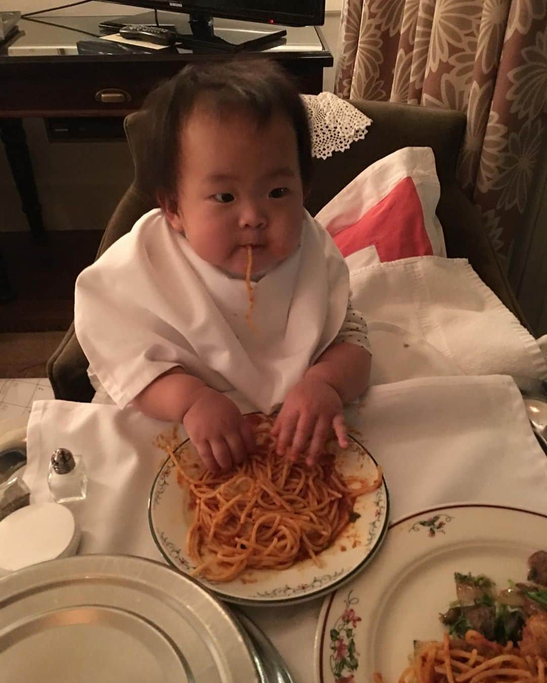 クリッセル・リムさんのインスタグラム写真 - (クリッセル・リムInstagram)「It’s Friday... eat the carbs (as the Chen sisters do ) 😂😭 colette vs Chloe (At 11 months) who ate the 🍝 better? #colettecalichen #chloevictoriachen」8月24日 10時53分 - chrisellelim