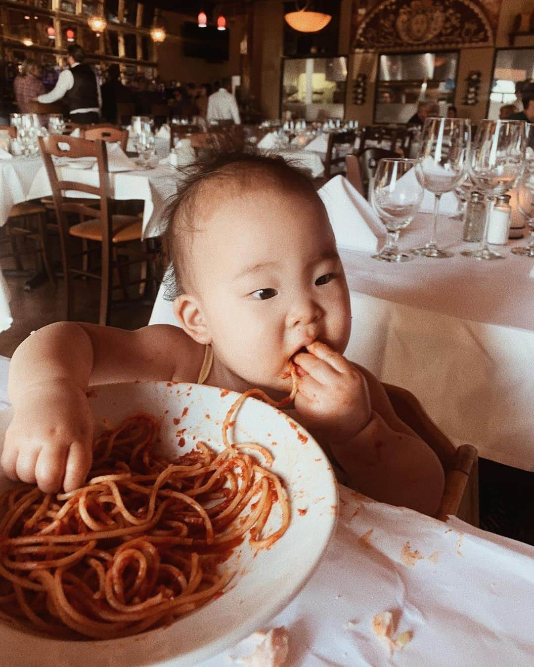 クリッセル・リムさんのインスタグラム写真 - (クリッセル・リムInstagram)「It’s Friday... eat the carbs (as the Chen sisters do ) 😂😭 colette vs Chloe (At 11 months) who ate the 🍝 better? #colettecalichen #chloevictoriachen」8月24日 10時53分 - chrisellelim