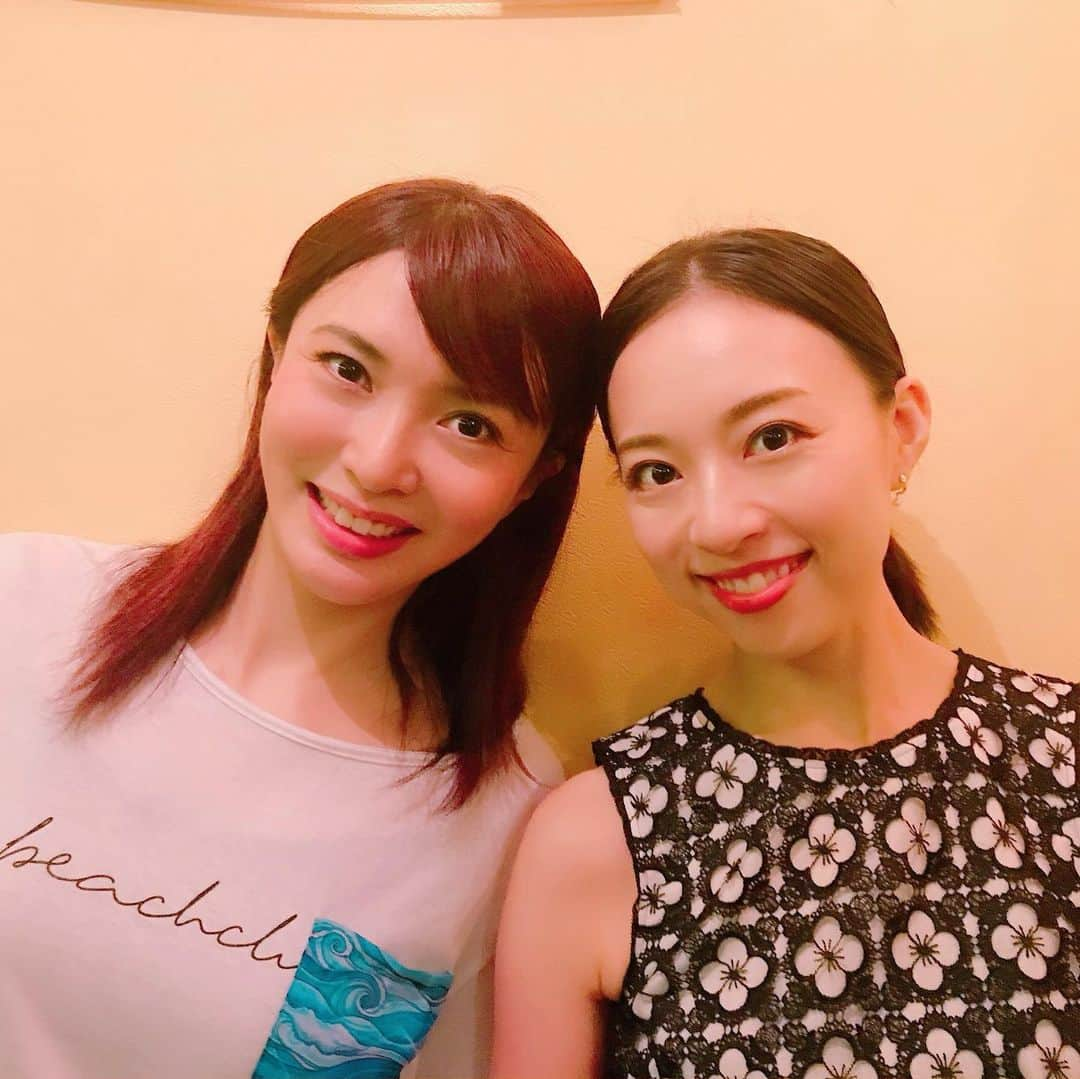 蓮城まことさんのインスタグラム写真 - (蓮城まことInstagram)「👰🏼 『瀬戸の花嫁』 毎日これ以上のエネルギー出せないくらい、 心を込めて森村京子役を演じさせて頂いてます！ お友達もたくさん来てくれました🥰 1枚目、あゆっち(愛加あゆ)✨ 2枚目、人魚姫共演者の田野聖子さんときよこさん🧜‍♀️ 3枚目、河童村ブルース共演者高畠麻奈ちゃんと 人魚姫共演者藤田奈那ちゃん☺️ 写真撮れなかったけど来て頂いた方もたくさん😭 本当に本当に嬉しかったです！ 何より見に来て下さった方々から笑って泣いた！面白かった！と 嬉しい感想を頂けるのが 蓮城幸せすぎて… あと2日ですが、 更に心を込めて演じます！ 当日券もございますので、 ぜひぜひ戸美島に来てくださーい🙋🏼‍♀️ . 『瀬戸の花嫁』再再演 . ○ものがたり 瀬戸内海に浮かぶ小さな島。 嫁をもらいたいと願う結婚できない男達と、島で暮らしたいと願う都会に疲れた女達の、集団見合が行われることになる。 たかが見合い、されど見合い。 過疎化と高齢化、嫁不足に悩み、子孫繁栄の危機すら感じている島人たちにとって、その企画は、島全体を挙げてのビッグイベントとなる。 . 作・演出：大浜直樹 会場：中野ザ・ポケット 期間：‪2019年8月21日（水）～25日（日）‬ . ○公演タイムテーブル ‪8月24日(土) 14:00／18:30‬ ‪8月25日(日) 12:00／16:00‬ ★平日昼割公演 . ○チケット（前売・当日同料金） A席 4900円【平日昼割★4500円】 特典付きS席 6900円【平日昼割★6500円】 （全席指定） ＊特典　メイキングDVD（予定） . ○出演 蓮城まこと、藤本結衣、ちか、 つかもとさなえ、印南雅子、 久世理瀬、高橋みち、 富樫未来、田渕友夢、琴音きなこ、 上村祐菜、関川ゆか、川西玉枝 池田努、藤田健彦、石橋政人、雑賀克郎、 小澤真悟、岡田隆之介、増本尚、岩瀬和樹、石井克美 ○公演ホームページ ‪http://seto.mono-dukuri.com‬ #瀬戸の花嫁 #中野ザポケット #愛加あゆ ちゃん #人魚姫 #藤田奈那 ちゃん #田野聖子 さん #きよこ さん #河童村ブルース #高畠麻奈 ちゃん #親友達も来てくれたんだ #笑いすぎて泣きすぎて夜寝れない #なんて感想くれて #蓮城幸せ」8月24日 11時01分 - makotorenjo_king_official