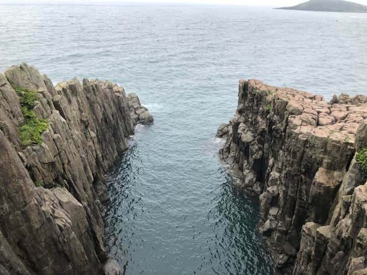 Taiken Japanさんのインスタグラム写真 - (Taiken JapanInstagram)「These magnificent cliffs in Japan's Fukui Prefecture are called Tojinbou. The name Tojinbou is taken from a Buddhist monk of Heisenji shrine who is believed to have lost his girlfriend to his peer and jumped off this cliff after losing in a toe-to-toe battle. The rough tides and the spell of long stormy weather are said to be a consequence of Tojinbou's rage!⁠ ⠀⠀⠀⠀⠀⠀⠀⠀⠀⁠ Photo credit: Hiro Ariga⁠ ⠀⠀⠀⠀⠀⠀⠀⠀⠀⁠ Read more about this and other Japan destinations & experiences at taiken.co!⁠ ⠀⠀⠀⠀⠀⠀⠀⠀⠀⁠ #fukui #福井県 #fukuiprefecture #tojinbo #cliffs #sea #seaofjapan #ocean #echizen #lovejapan #japan #japan🇯🇵 #japantravel #japantravelphoto #japanese #japanlover #japanphotography #traveljapan #visitjapan ##japanlife #travel #travelgram #travelphotography #holiday #roamtheplanet #東尋坊 #海 #旅行大好き #旅行 #景色」8月24日 11時05分 - taiken_japan