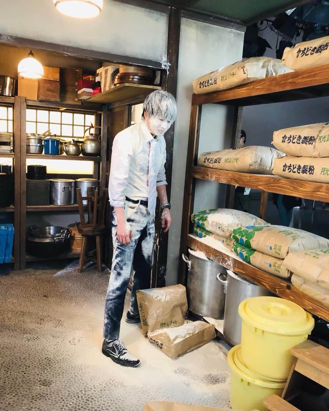 おっさんずラブ 武蔵の部屋さんのインスタグラム写真 - (おっさんずラブ 武蔵の部屋Instagram)「はるぽんとお仕事なう😆﻿ #得意先のうどん屋さんにて🍥﻿ #店主様に認めてもらうためにお手伝い﻿ #粉袋を運んでいたのですが﻿ #ナンテコッタ‼️‼️‼️﻿ #粉がっ粉がァァァァぁぁ‼️‼️‼️﻿ #あっ今ラピュタのムスカみたいな感じで呼んでくれたそこの貴方﻿ #正解です﻿ #そんなこんなで﻿ #はるぽん粉まみれだお💦﻿ #かわいそみ😢﻿ #でも真っ白な姿すら愛しい﻿ #控えめに言って天使﻿ #うどん屋さんの中心で愛を叫びそう﻿ #この気持ちを伝えたら君は驚くだろうか﻿ #だって俺おっさんだもんね﻿ #うーーー﻿ #恋って楽しくて切なくて﻿ #苦しいお😭」8月24日 11時15分 - musashis_room