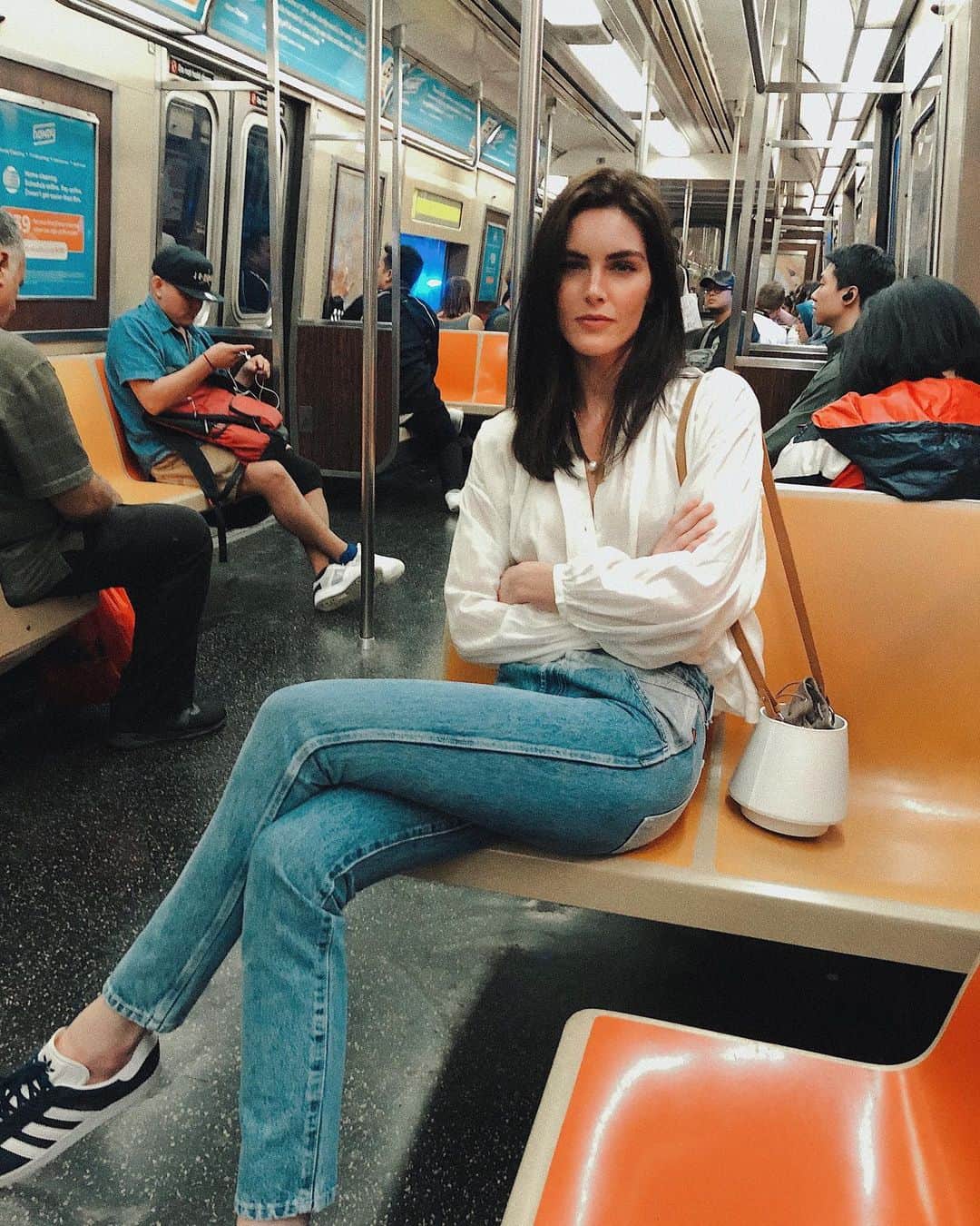 ヒラリー・ローダのインスタグラム：「Going to see @betrayalbwy tonight 🌃🎭」