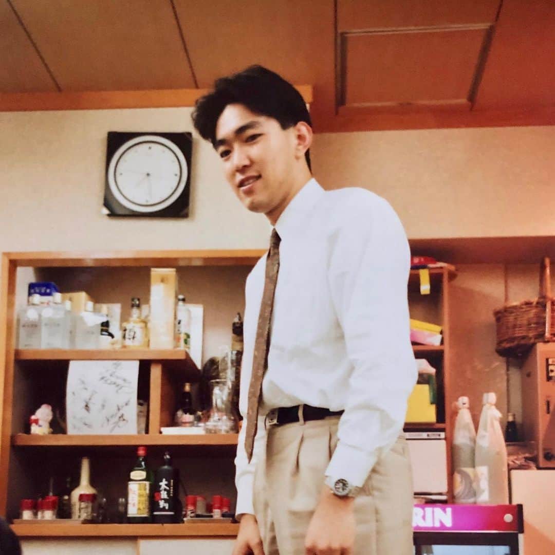 尾山憲一さんのインスタグラム写真 - (尾山憲一Instagram)「新社屋引っ越しに伴う懐かしの写真発見シリーズ②  1993年10月らしい。 入社１年目２２歳の時か…  若いなぁ〜  ツータックのパンツが時代を物語る…  最近の後輩達は、若い頃の私が細くてシュッとしてたことを信じてくれません…」8月24日 11時23分 - oyama_ken1_ytv