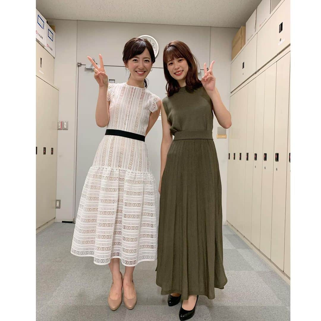 内田嶺衣奈さんのインスタグラム写真 - (内田嶺衣奈Instagram)「おはようございます♡  Live News α、昨夜ご覧頂いたみなさまありがとうございました🌻  オンエア後にパシャリ📸 昨日はワンピースでした👗✨ 唯ちゃんはワンピース…に見えますがセットアップ✨ 素材や形が違うと雰囲気もまた違いますよね＊  そういえば💡 髪色を変えました💇‍♀️💈 カラーはグレージュで、少しだけ秋を先取り👩🏻🍁 みなさま、素敵な土曜日を〜😊* #LiveNewsα #衣装 #鈴木唯 アナ #安宅晃樹 アナ」8月24日 11時27分 - reina.uchida