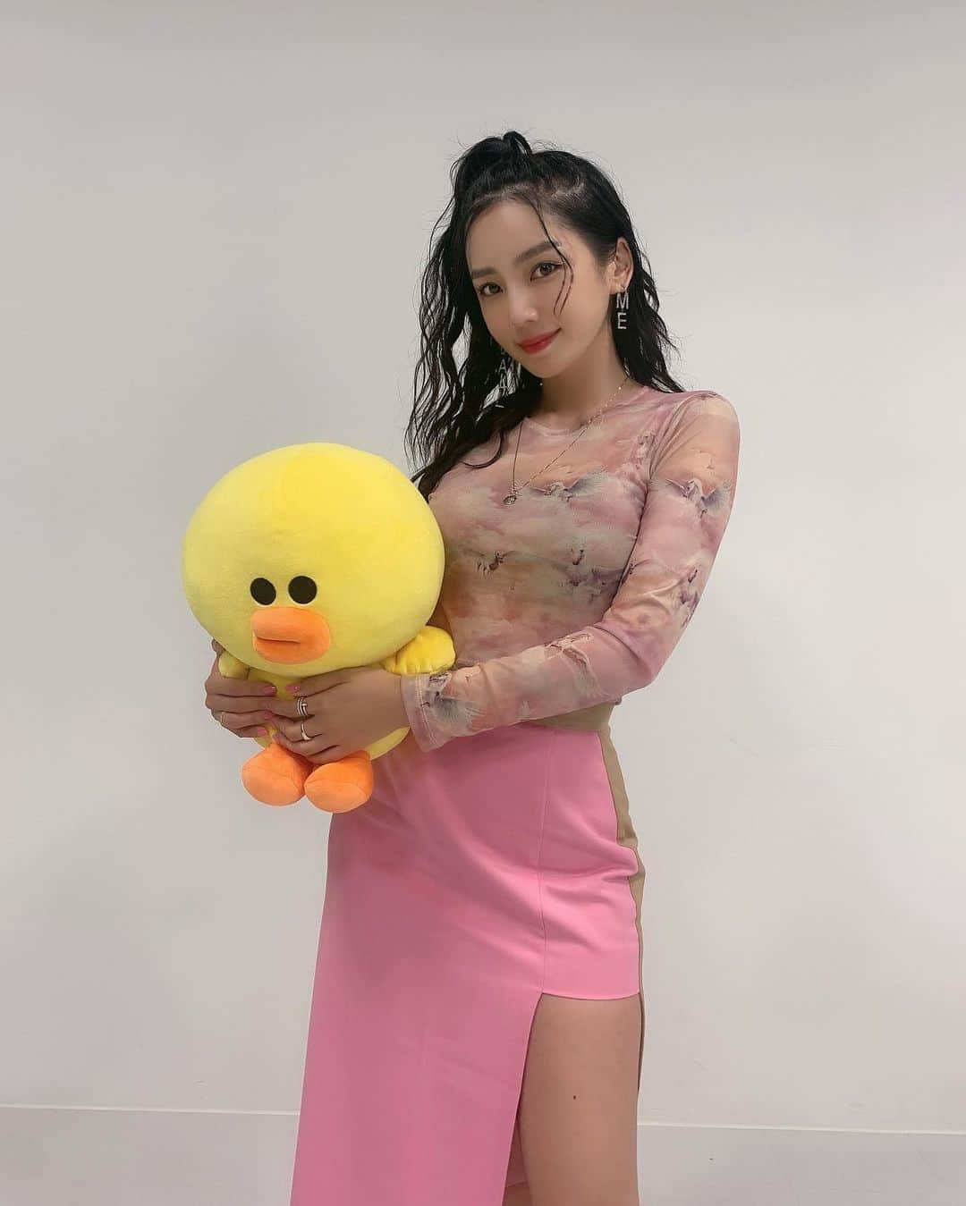 megbabyのインスタグラム：「きのうはLINEライブ見てくださったみなさんありがとうございます🤣🐥💘 ・ わたしのおすすめのトナーの使い方など話したんですけどみんな使い方バラバラでびっくりしました😳 同じものを使っていても使い方ひとつでもっと効果を感じてもらえることを伝えられたかな🥺 料理といっしょで同じものでも作り方ひとつで味が変わるように、トナーもクリームもさらに効果的な使い方で一度ぜひ試してみてね☺️💕 またわからないことはいつでもコメントしてね☺️インスタライブで話すよ💖」