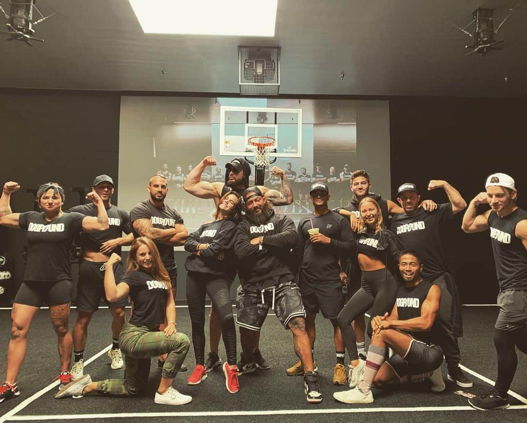 ベイリー・マディソンのインスタグラム：「@dogpound ❤️❤️❤️❤️ honestly each person in this photo, and not pictured have played key roles in making my body and my mental health feel stronger & healthier. No matter what day I was having I knew I could count on an hour of laughs, support & random shouts of encouragement and mini dance sessions. Imma grateful thing who’s gonna be virtually calling in from my trailer on set asking how the heck to do a proper ab cycle. See you guys in a month and a bit!! Xoxox ps. DOGPOUND !!! 😝😝」