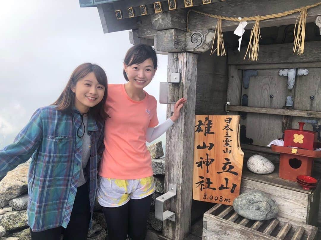 尾島早都樹のインスタグラム：「「おじまちゃんあした暇？山登るよ！」 . 前日の夕方にえまさんから お誘いを受けて立山に登ることに🤣⛰ . 富山出身だから 小学生のときに遠足で登ったと 思われがちなんですが、 私の時はたまたまだったのかなく、 今回が人生初立山でした🥾 . 登りきった達成感と 雄山山頂からの景色が 最高のプレゼントでした！！ . #チューリップテレビ #アナウンサー #アクティ部 #山登り #登山 #立山 #雄山 #富山 #3003m」