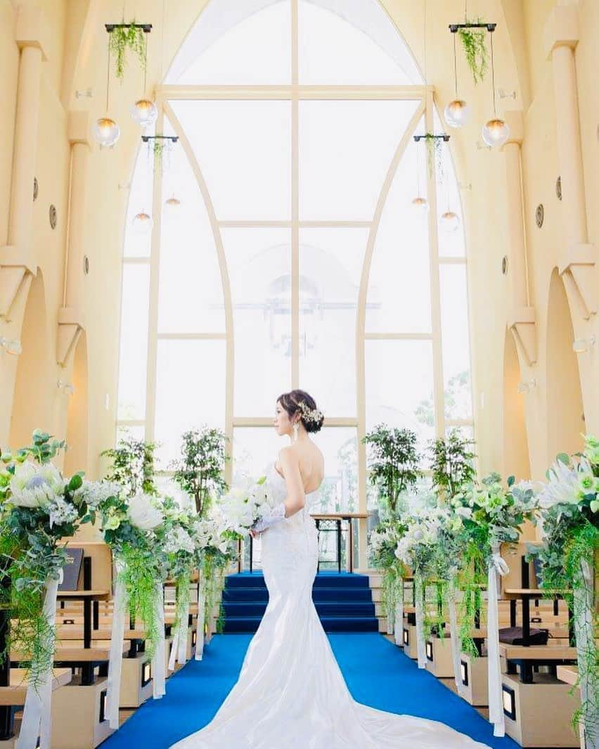 アンジェローブ 名古屋 結婚式場さんのインスタグラム写真 - (アンジェローブ 名古屋 結婚式場Instagram)「@weddingisland_angerobe をフォローして、 『 #アンジェローブ 』のタグで. お写真を投稿してくださいね＊*. . ——————————. . 女性の美しさを最大限に発揮させる マーメイドラインのドレス✰⋆｡:ﾟ ブルーのバージンロードに ホワイトのドレスが映えます❁.｡. . ——————————. . -アンジェローブの公式HPをcheck＊* http://www.angerobe.co.jp/sp/ -ブライダルフェアの予約はコチラから♪ http://www.angerobe.co.jp/sp/fair/ . ——————————. . ぜひ『 #アンジェローブ 』のハッシュタグで. ウェディングの写真を投稿してくださいね＊*. ステキなお写真はこちらのアカウントで. リグラムさせていただきます♪. . また『#アンジェローブ』のハッシュタグで. 投稿していただいた#アンジェ嫁 様は. 必ずフォローさせて頂きます💕  プレ花嫁さんも卒花嫁さんも. ずーっと繋がっていきましょう💕 .  #wedding #weddingdress #mermaiddress  #ウェディング #ウェディングドレス #マーメイドドレス #weddingbouquet  #ウェディングブーケ #プレ花嫁 #かわいい #結婚式準備 #卒花 #東海プレ花嫁 #名古屋プレ花嫁 #リニューアルオープン #アンジェローブ  #名古屋結婚式場 #婚約 #プロポーズ #港区 #金城ふ頭 #natural #ナチュラル #ナチュラルウェディング  #naturalwedding #ウェディングフォト #weddingphotography」8月24日 11時49分 - weddingisland_angerobe