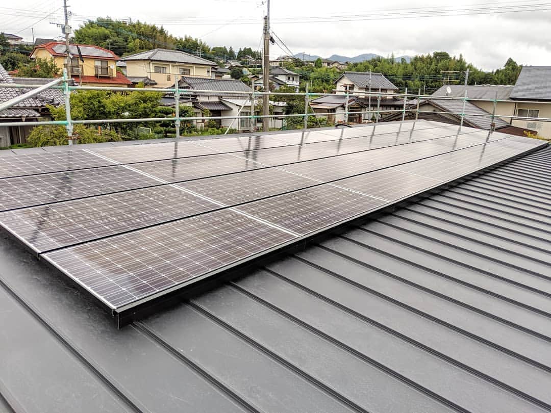 有限会社 稲葉製材住宅のインスタグラム：「太陽光設置完了👍 屋根が大きすぎて少ししか載ってないように見える… これでも8kw載ってます🙄 太陽光発電に対して賛否両論あると思いますが…自分は賛成派ですね⭐ ライフサイクルやコスト面、総合的に考えてもメリットはあります👍 電気が無いと街中大パニックで生活が出来ません💦 電気は買う時代から、自給自足する時代へと移っていきます😊  #太陽光#自給自足#家#家づくり#新築#リフォーム#リノベーション#リノベ#エコハウス#エコ住宅#自然素材#環境#暮らし#暮らしやすい家#使いやすい家#田舎暮らし#高性能#高品質#生活#日々#木の家#自由設計#工務店#熊本#玉名#山鹿#稲葉製材住宅#イナバ」