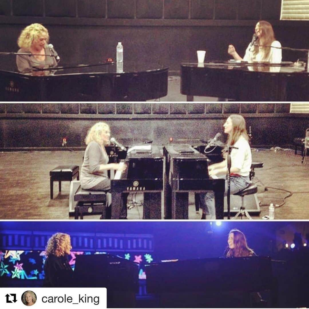 サラ・バレリスさんのインスタグラム写真 - (サラ・バレリスInstagram)「This reminds me of one of the greatest moments of my whole life. Thank you forever @carole_king ・・・ #throwbackthursday Rehearsing & performing with @sarabareilles #grammys」8月24日 2時58分 - sarabareilles