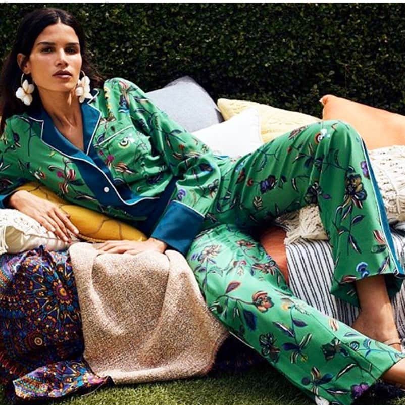 デレク ラムのインスタグラム：「Another pajama picture to ease you into the weekend. Derek Lam 10Crosby silky pajamas. Image:@intermixonline #lounge #stayhorizontal #staycation #gogreen」