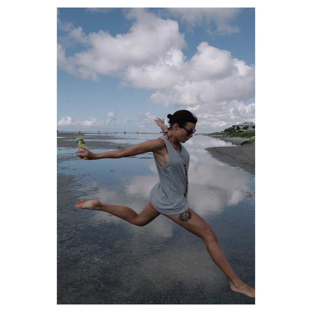 アナ・ウラルのインスタグラム：「Când ne jucam noi de-a Cartier-Bresson într-un sandwich de ceruri. #Schweppes #combinatiineasteptate #ad」