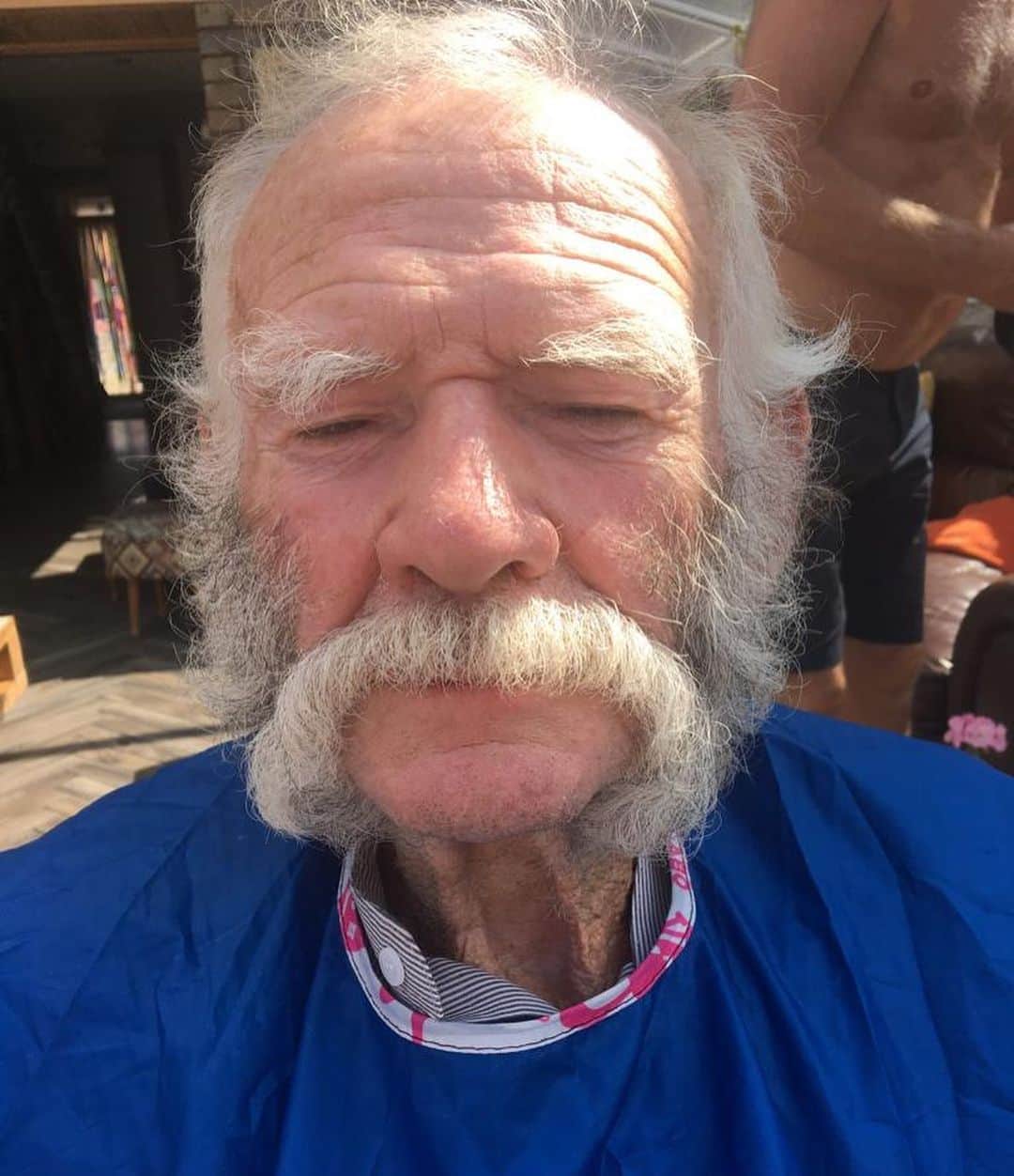 ルーク・エヴァンズさんのインスタグラム写真 - (ルーク・エヴァンズInstagram)「Today we Sent my amazingly hairy grandfather to the barbers. Here’s a before and after. Look at him!! Doesn’t he look great!!!! What a Good looking 84 year old! #goodgenes #fridaymood #proudgrandson #grandparents #luckyboy」8月24日 3時27分 - thereallukeevans