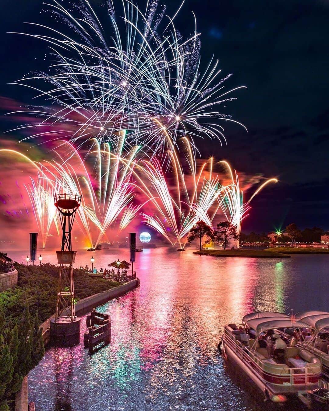 Walt Disney Worldのインスタグラム：「Don’t miss the final showing of IllumiNations: Reflections of Earth on September 30th! 🎆🌐 #IllumiNationsFarewell #FireworksFriday #WaltDisneyWorld (📷: @erniewcarr)」