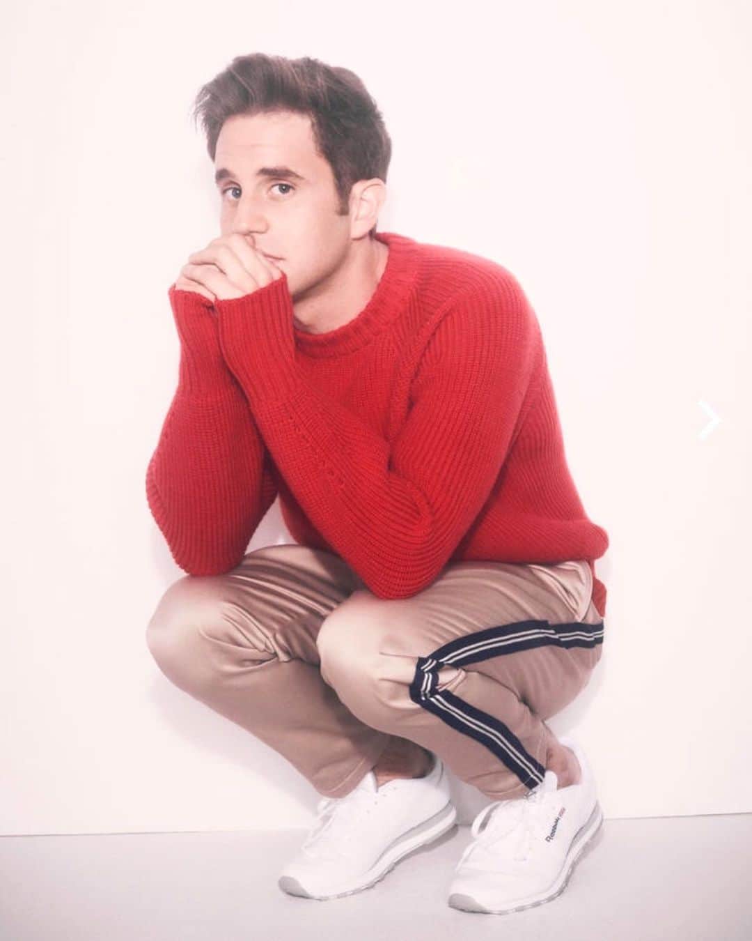 ベン・プラットのインスタグラム：「me crouching by @zoeygrossman」