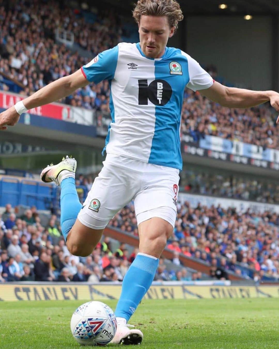 サム・ギャラガーのインスタグラム：「Back at Ewood tomorrow 🔵⚪️」