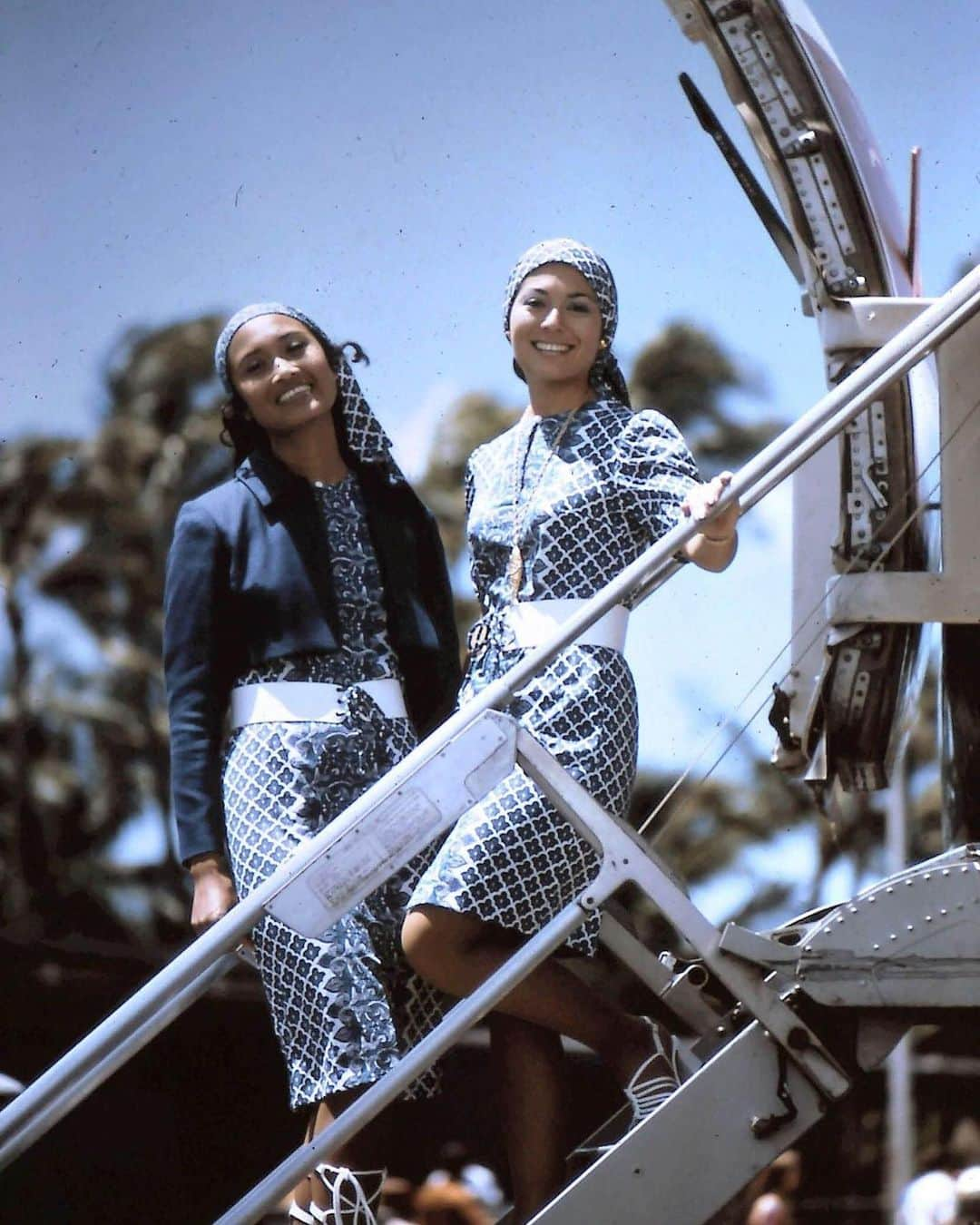 ハワイアン航空さんのインスタグラム写真 - (ハワイアン航空Instagram)「Speaking of #FlashBackFriday, tag someone who can rock these flight attendant outfits from 1971. ✈️」8月24日 4時03分 - hawaiianairlines