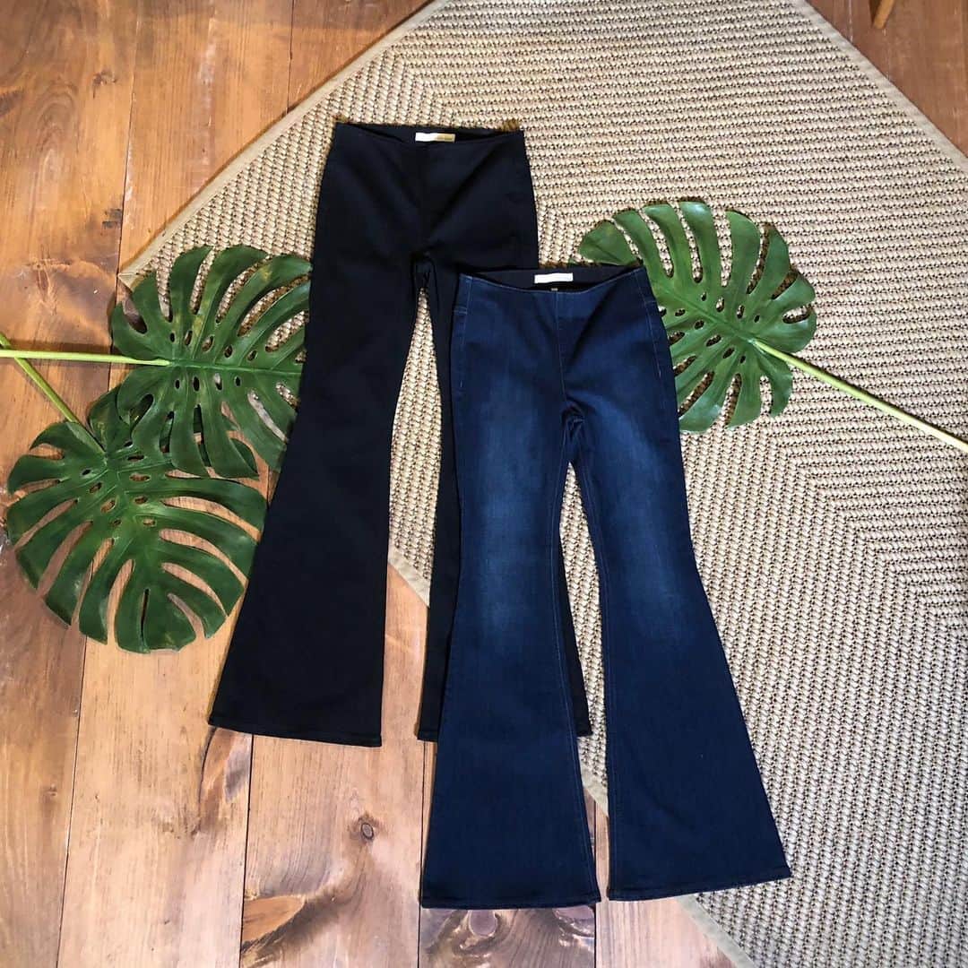 エラモスのインスタグラム：「We wear flares on Friday!」