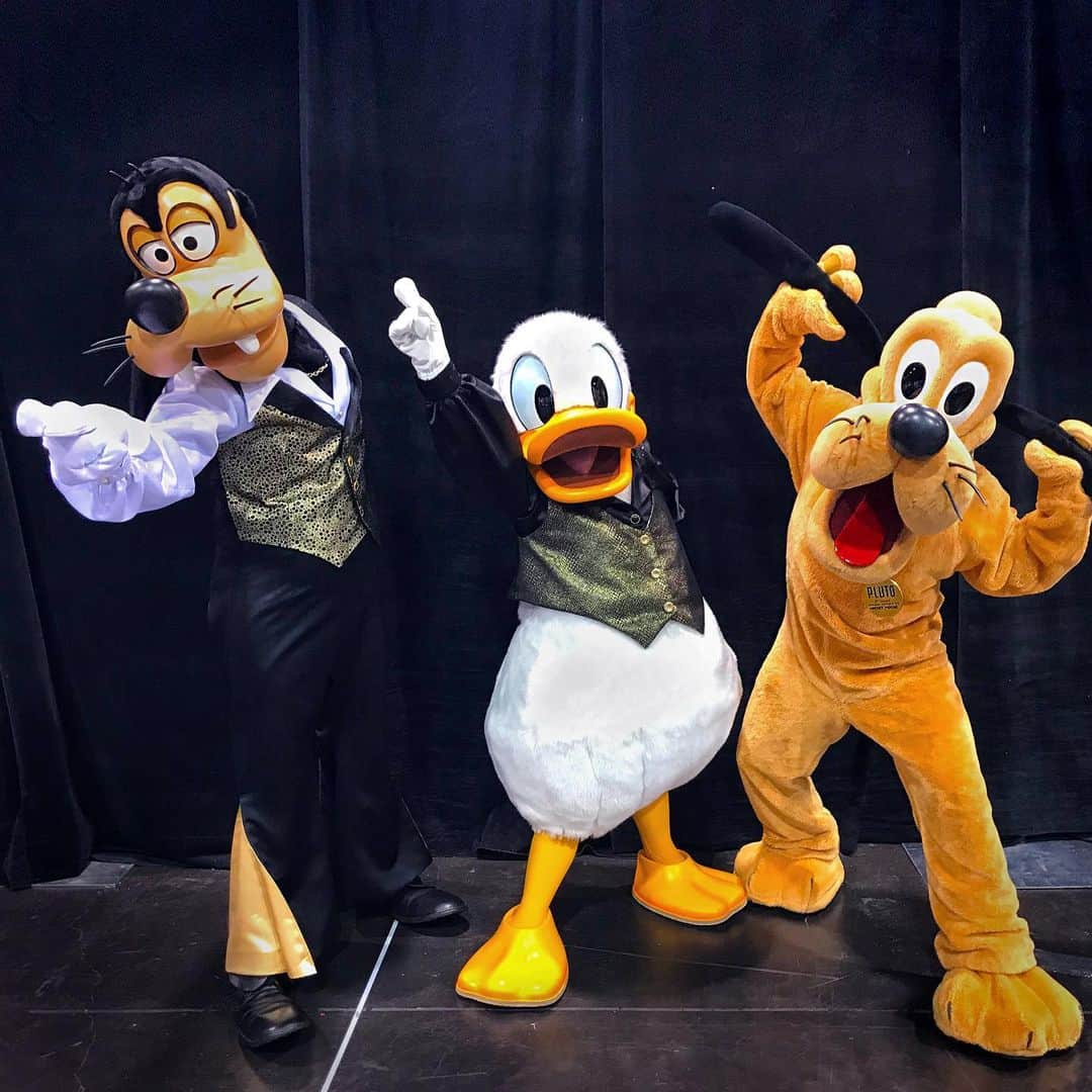 ミッキーマウスさんのインスタグラム写真 - (ミッキーマウスInstagram)「Groovy! Check out Goofy, Donald and Pluto backstage before the big show in their new disco duds. ✨ #D23Expo」8月24日 4時15分 - mickeymouse