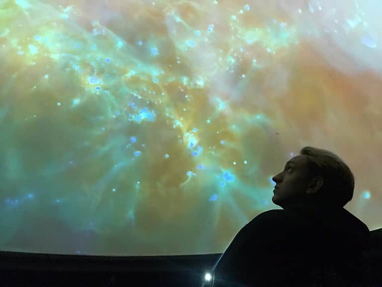 The xxのインスタグラム：「Last night we had a listening party of our first album under the stars 🌌🌠 in the planetarium at the Greenwich Observatory, now that’s the only way we ever want to listen to music! Thank you so much to the astronomer for doing the star show live to our album, it was something we’ll never forget! So good to meet all of you and hear your stories of what the album means to you! Big love xx The xx」