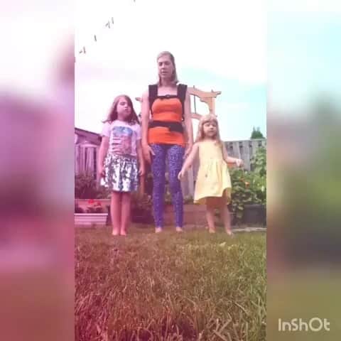 ブリット・マーリングのインスタグラム：「@juliadarby」
