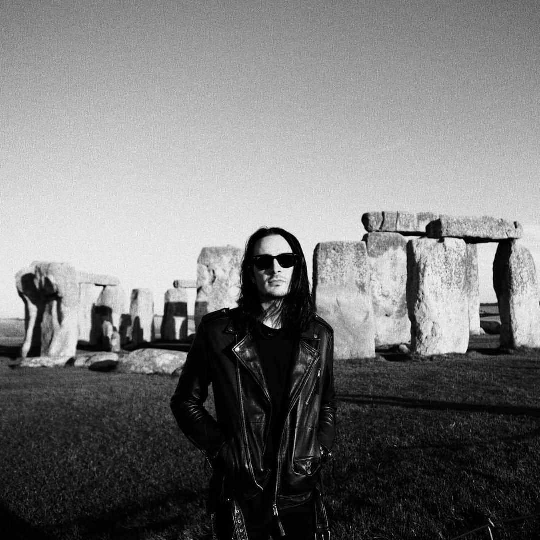 タイタニック・シンクレアのインスタグラム：「Celebrating the release of “Concrete” with a blood sacrifice at Stonehenge. Check out the video I directed via the link in my bio.」