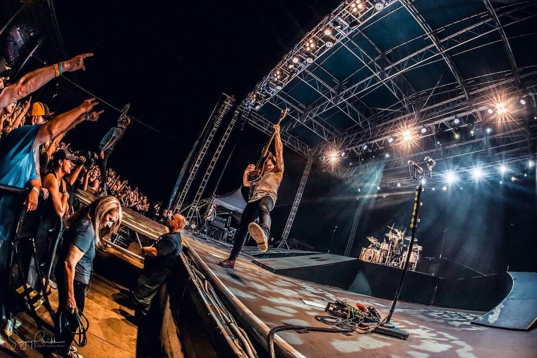 Shinedownさんのインスタグラム写真 - (ShinedownInstagram)「Band mates don’t let other band mates go on stage unprepared... Always have each other’s backs... 👊 Can't wait to rock the stage tonight at the @officialalaskastatefair... 🔥 . . 📷 @sanjayparikhphoto #shinedown #attnattnworldtour #fridaymood #fridayvibes」8月24日 4時34分 - shinedown