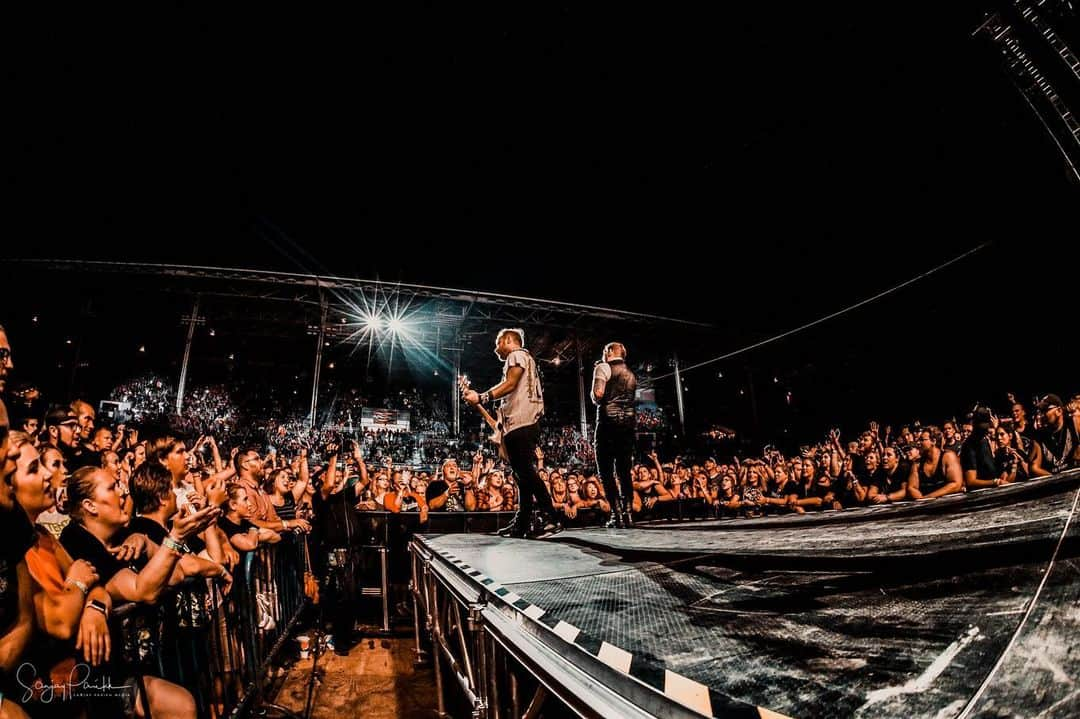 Shinedownさんのインスタグラム写真 - (ShinedownInstagram)「Band mates don’t let other band mates go on stage unprepared... Always have each other’s backs... 👊 Can't wait to rock the stage tonight at the @officialalaskastatefair... 🔥 . . 📷 @sanjayparikhphoto #shinedown #attnattnworldtour #fridaymood #fridayvibes」8月24日 4時34分 - shinedown