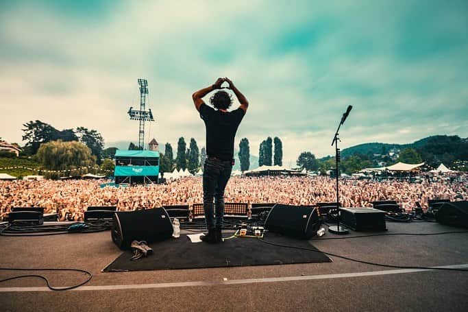 Bastian Bakerさんのインスタグラム写真 - (Bastian BakerInstagram)「The @seasidefestivalch was so well organised and the crowd so awesome, will remember this ❤️ #festival #season #spiez #suisse #schweiz #switzerland #magic pic by @rob_lewis_photography」8月24日 4時35分 - bastianbaker