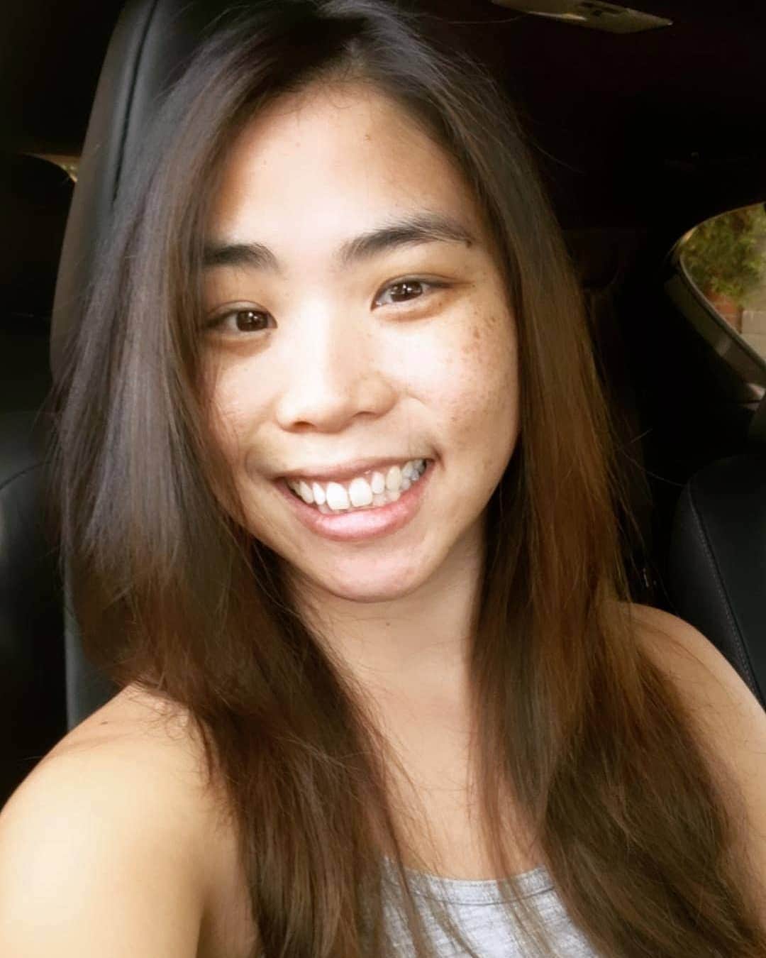 ベアトリサ・リャンのインスタグラム：「My annual haircut and color 💇🏻‍♀️ I almost went super short and purple, but alas my fear of change got me again 😂  #hairstyles #haircut #haircolor #balayage #efoxxhair」