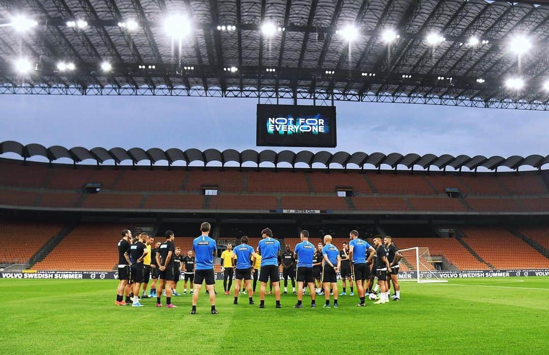 インテルナツィオナーレ・ミラノさんのインスタグラム写真 - (インテルナツィオナーレ・ミラノInstagram)「TEAM 💪💪 #Inter #ForzaInter #training #NotForEveryone」8月24日 4時49分 - inter
