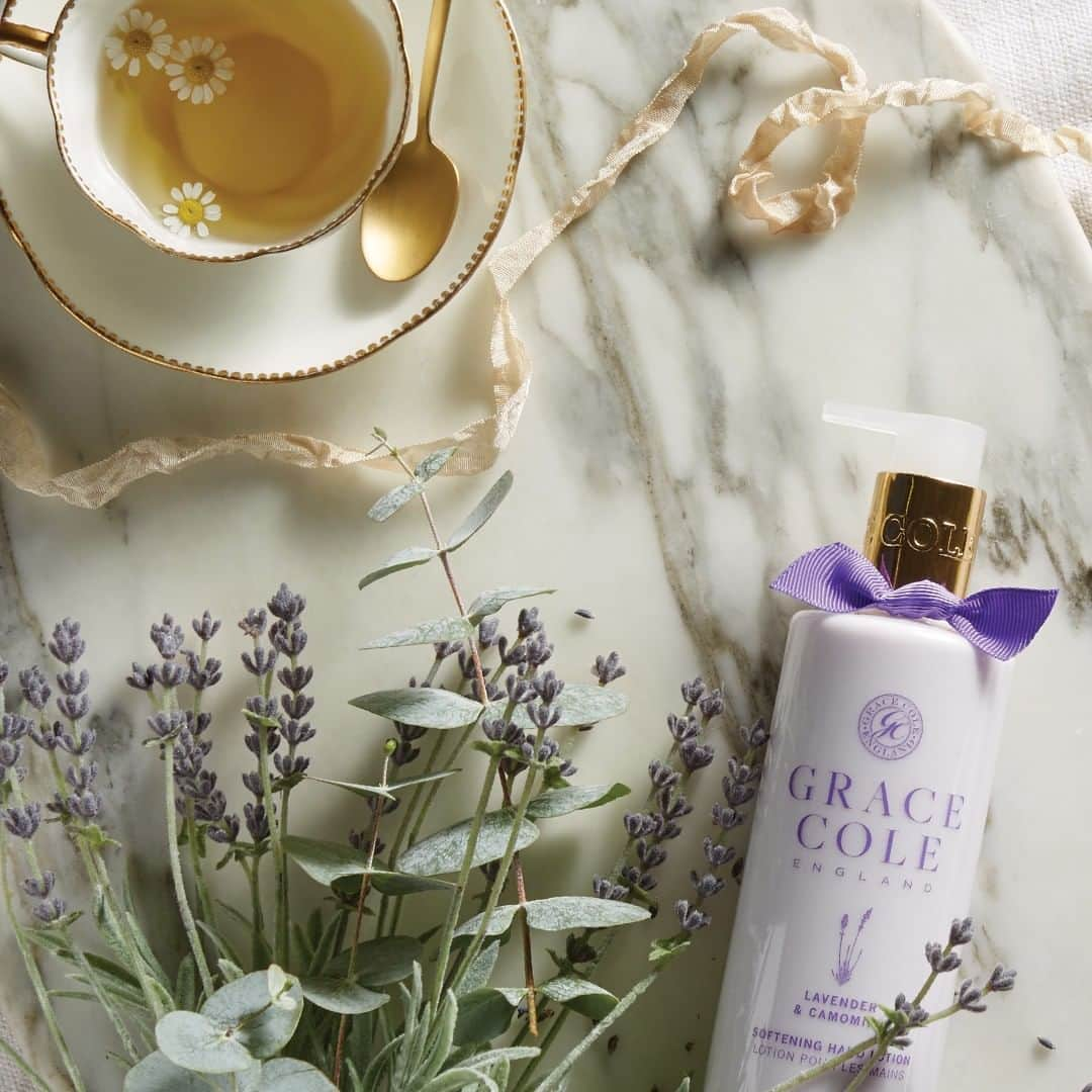 Grace Coleさんのインスタグラム写真 - (Grace ColeInstagram)「Dreamy combination of relaxing florals and tonic herbs bring a bit of 'spa' bliss straight to your home.  Lavender blended with soft camomile and geranium for 'english garden' elegance and a cooling wash of eucalyptus, peppermint and bergamot adds a final touch of stimulation freshness.  #relax #relaxation #florals #spabliss #spa #lavender #camomile #geranium #englishgarden #elegance #englishelegance #eucalyptus #freshness」8月24日 4時55分 - gracecoleltd