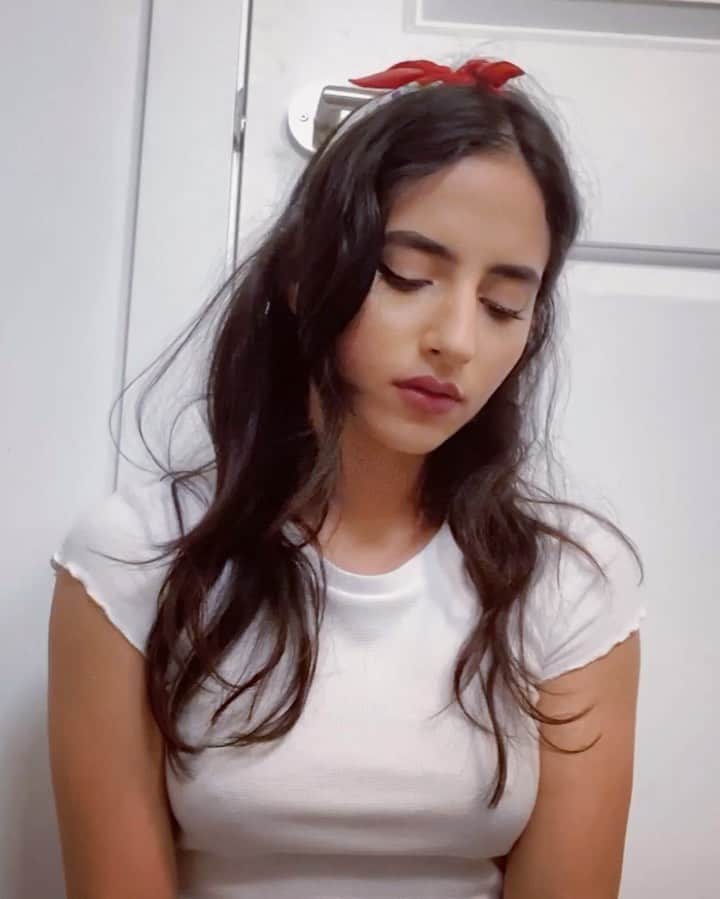 Sarah Ramadanのインスタグラム：「it’s no coincidence that on harder weeks, I can be found on my bathroom floor. singing songs that make me feel safe and alive. knowing my breath finds a space of familiarity in a rhythm written for more people than me💜 ⠀ lana del rey is my fave artist, and this was my first dance song!💍 ⠀ oh and a new youtube video is out 🙈💜🥳 ⠀ #lifebeyondiron #fightforgrowth #sarahnade」